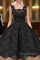Classic Square Knee-Length Sleeveless Black Lace Homecoming Dress