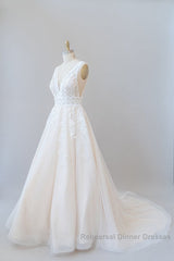 Elegant Long A-line V-neck Appliques Lace Tulle Backless Wedding Dresses